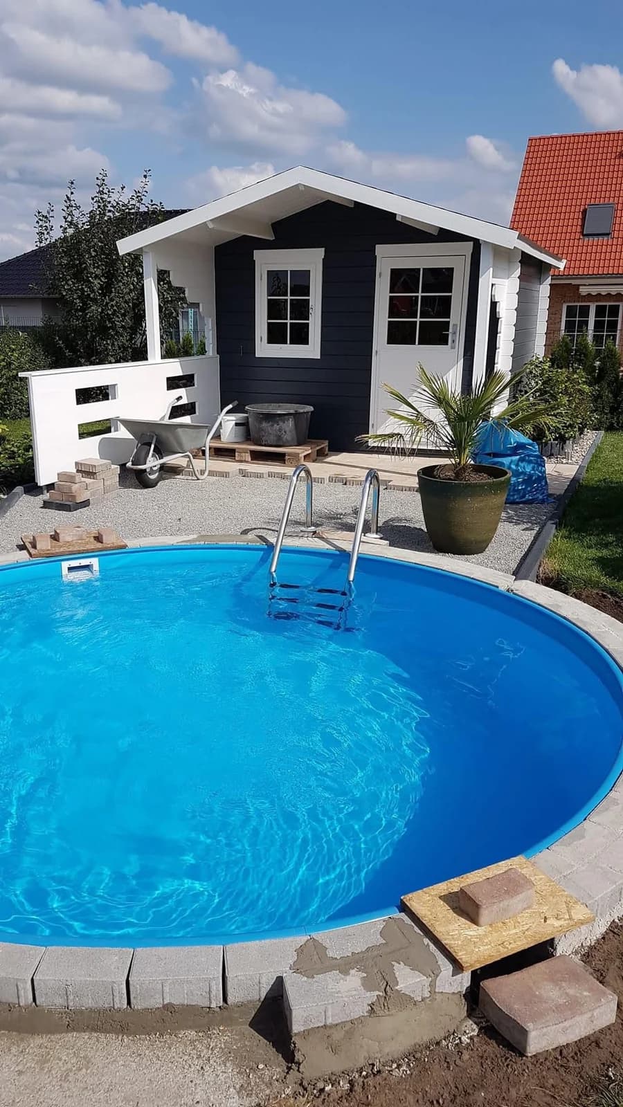Ahşap deckli bahçede yuvarlak Bora havuz