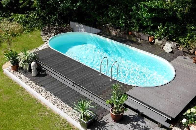Ahşap deckli bahçede oval Maldiv havuz
