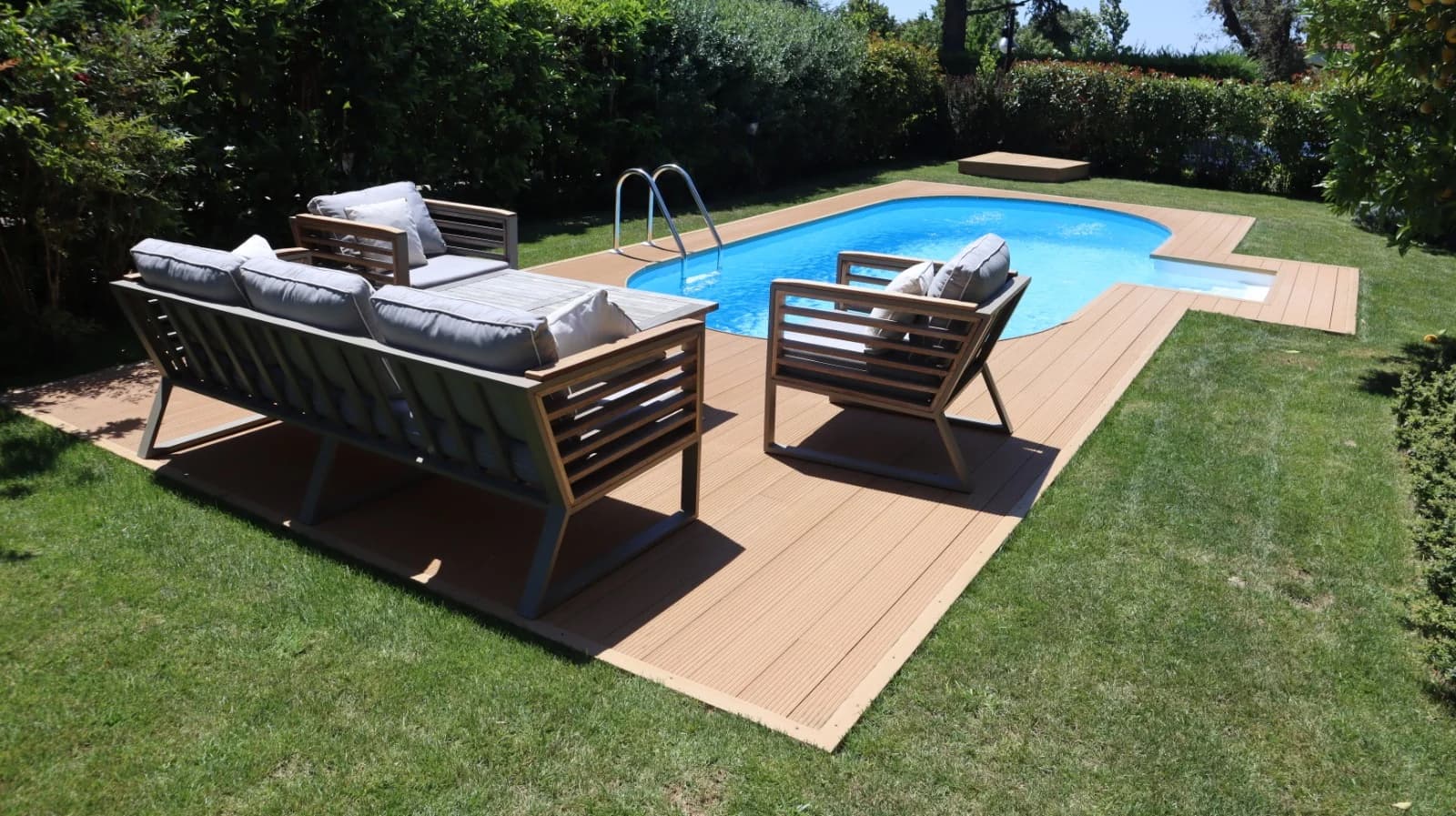 Ahşap deckli bahçede oval Maldiv havuz
