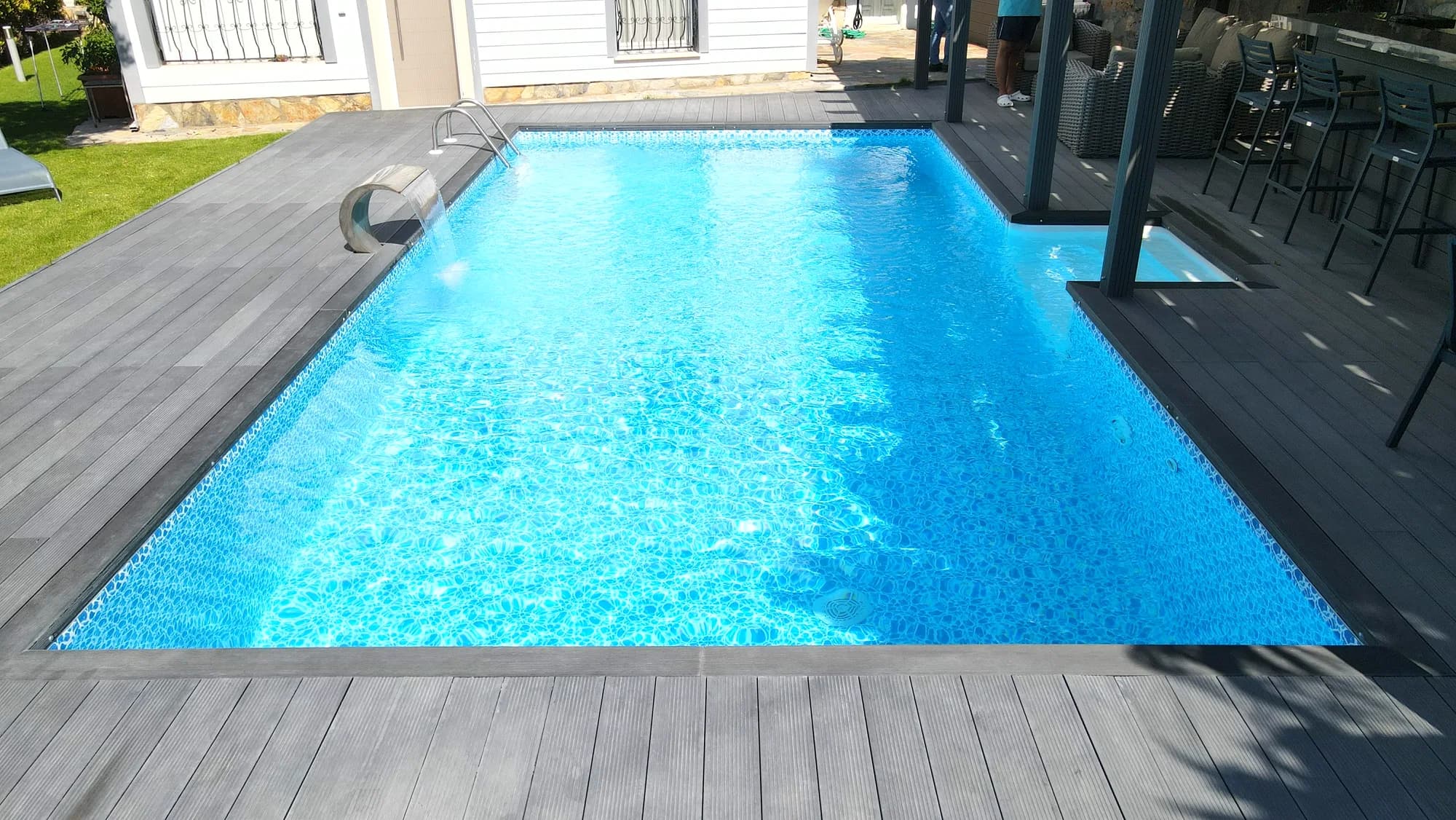 Modern evin önünde ahşap deckli panel havuz