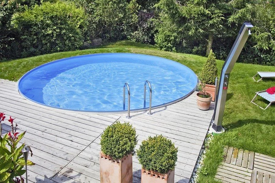 Ahşap deck ve bitkilerle yuvarlak Bora havuz