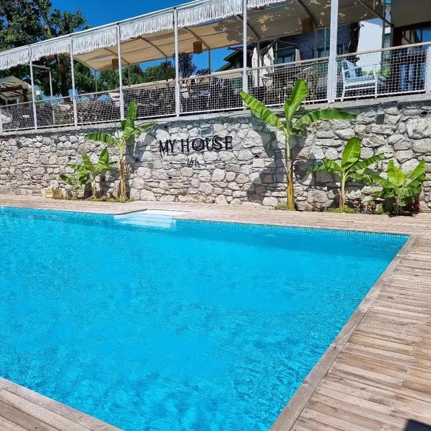 Urla'da villa havuzu