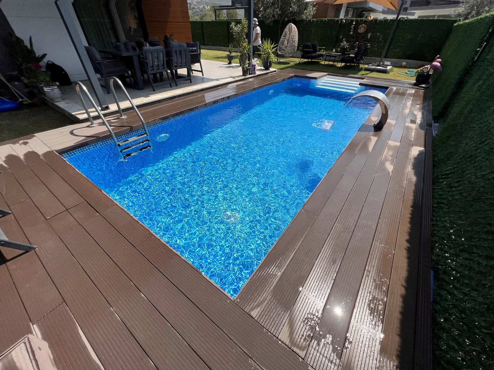Ahşap deckli bahçede Fiplus havuz