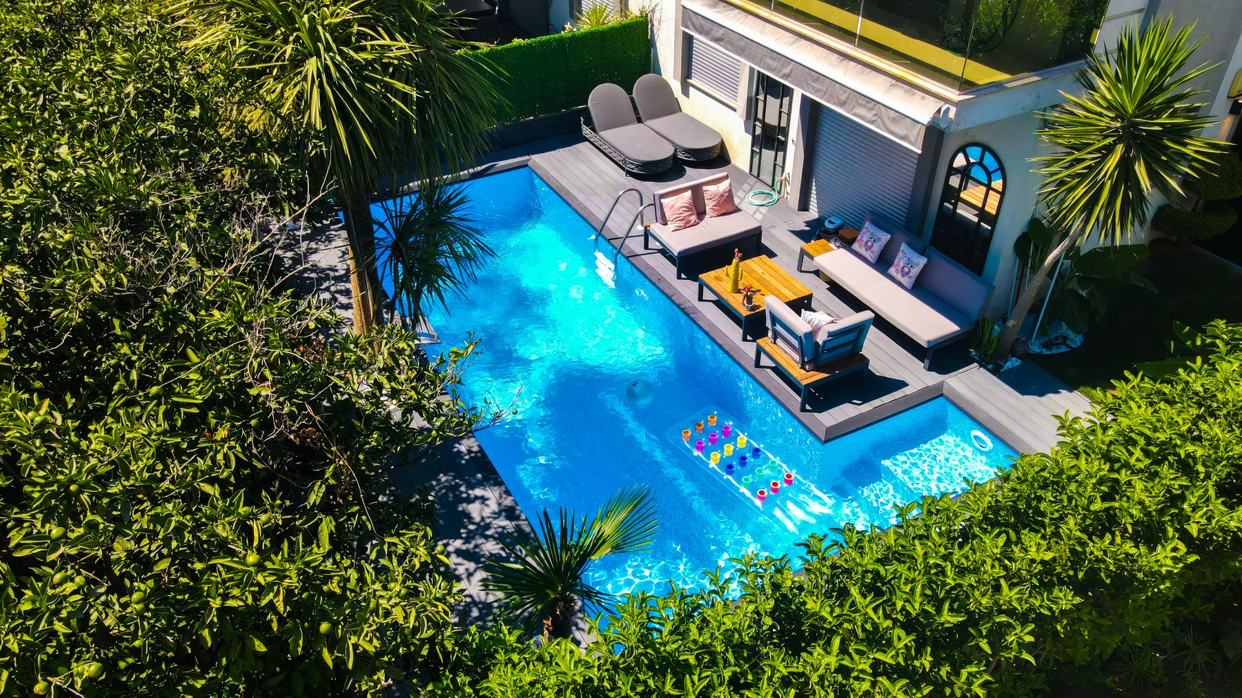 Villa bahçesinde Fiplus havuz