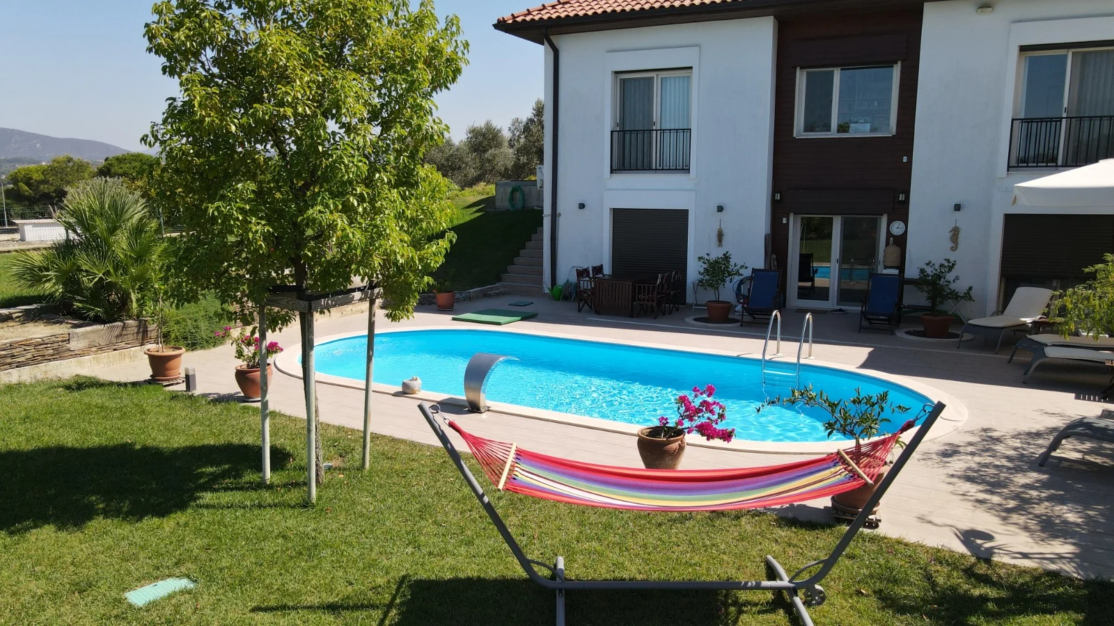 Hamaklı bahçede Maldiv oval havuz