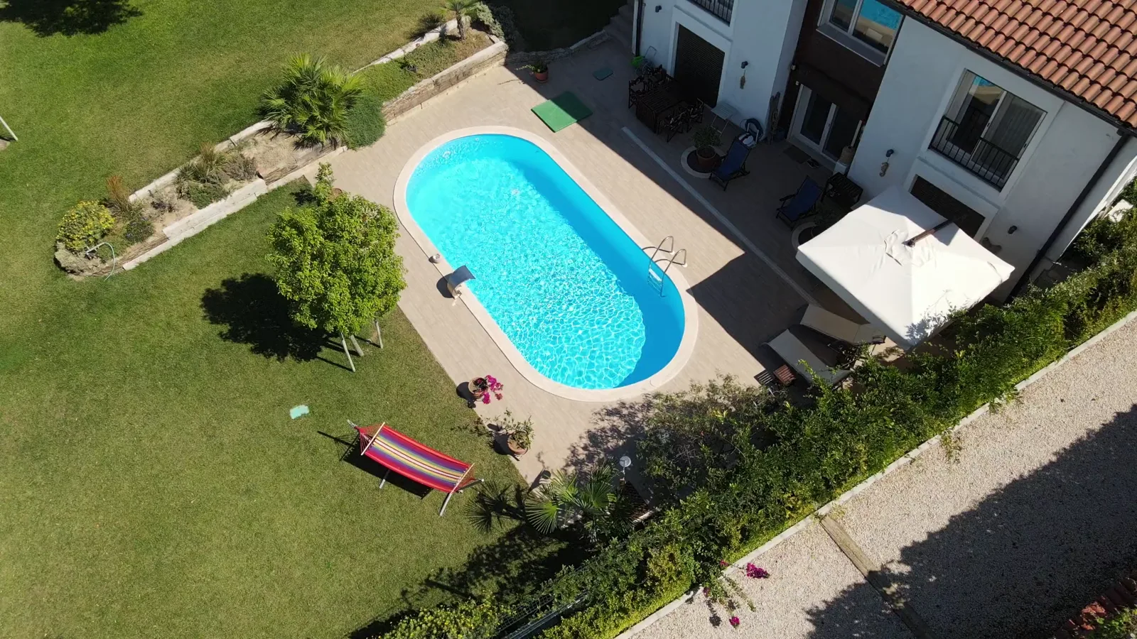 Maldiv oval prefabrik havuz, ahşap deckli bahçe